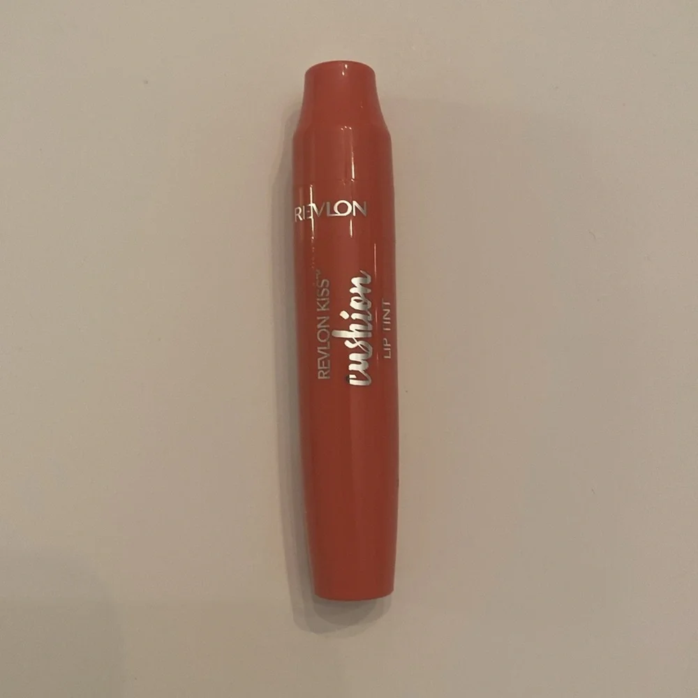 NWT Revlon Kiss Cushion Lip Tint High End Coral 250